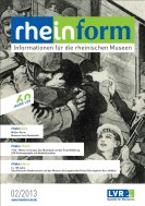 Titelblatt der Zeitschrift 'rheinform'. Ausgabe 2/2013. Die schwarz-weiß Postkarte zeigt eine Abschiedsszene am Bahnhof. Im Vordergrund steht ein sich umarmendes Liebespaar. Im Hintergrund winken Zivilisten den Soldaten im Zug zu.