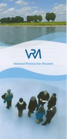 Bildbeschreibung: Die Abbildung im Hochformat zeigt das Deckblatt des farbig gestalteten Informationsflyers des Verbands Rheinischer Museen.